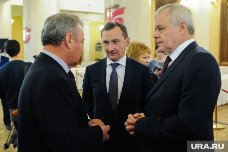 Вячеслав Малашковец (в центре) сменил Сергея Минина (справа) на посту председателя Челябинского облсуда