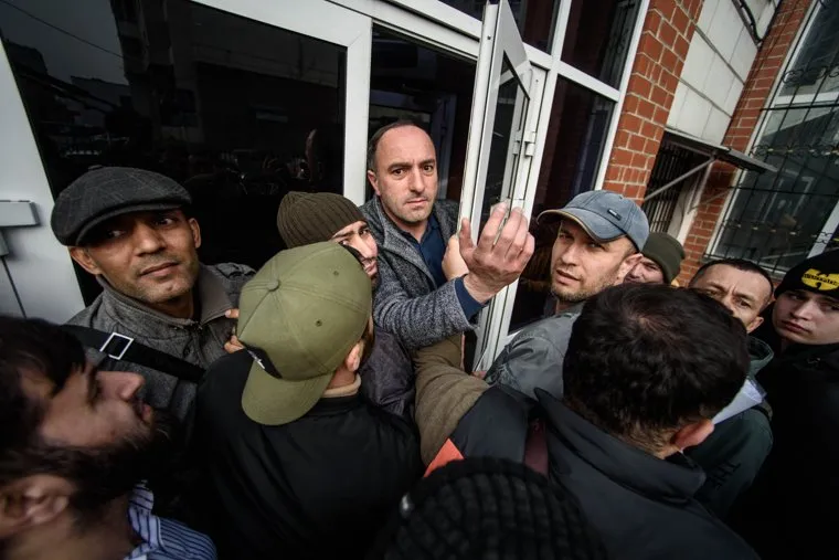 Мигранты у экзаменационного отдела ГИБДД. Екатеринбург