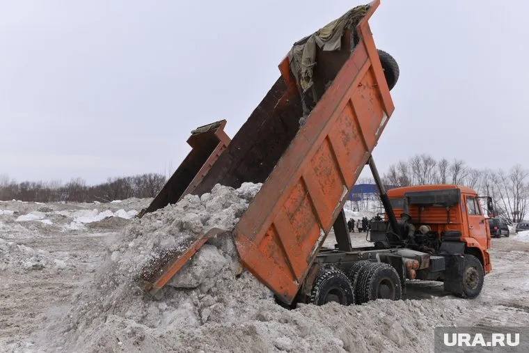 При этом официально никаких снежных свалок в поселке нет