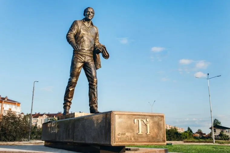 Памятник отлит из бронзы, его вес – 960 кг