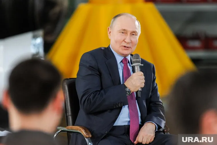 Путин считает, чем больше женщин в руководящих органах, тем лучше