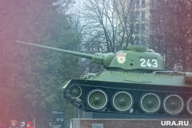 В сквере на постаменте стоит Т-34 (архивное фото)