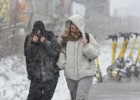 Из-за бушующей метели в Норильске летают подоконники и задерживаются рейсы: погода в Красноярском крае. Видео
