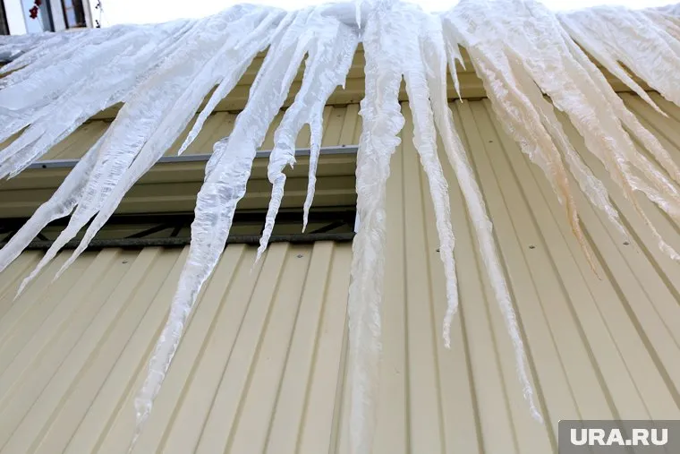 На коляску упала снежная глыба с крыши дома на улице Баумана
