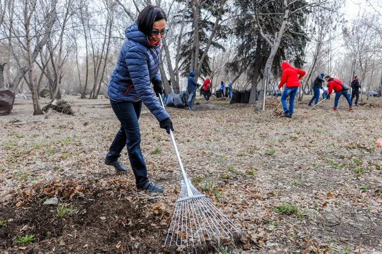 Наталья Котова на городском субботнике. Челябинск