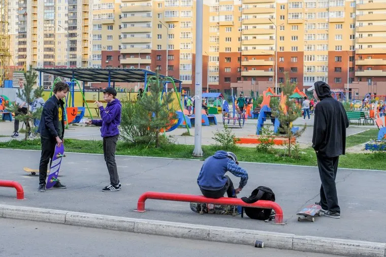 Дворовая площадка с жителями, которые не соблюдают режим самоизоляции. Челябинск