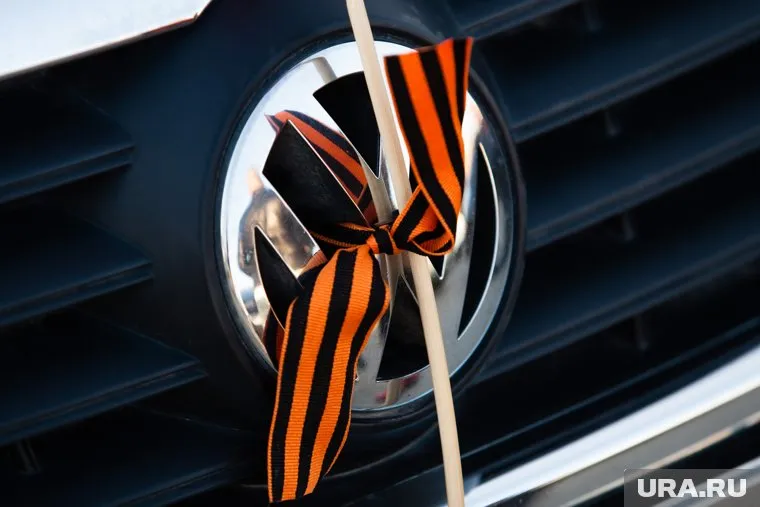 Причиной конфликта стала георгиевская лента, украшавшая автомобиль россиян