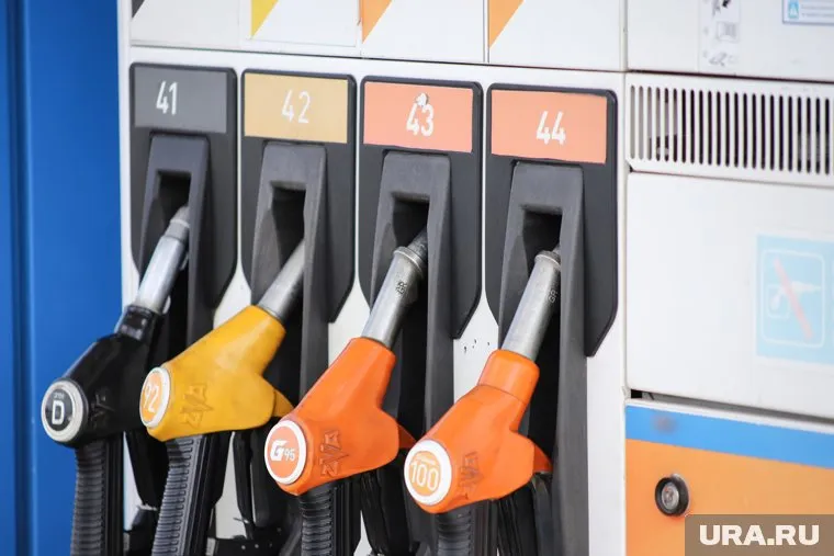 Цена у сетевых АЗС в Тюмени и области приблизились к уровню частных заправщиков
