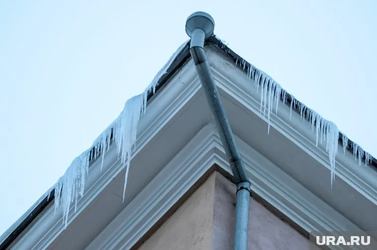 Снег и лед с крыши травмировал пенсионера