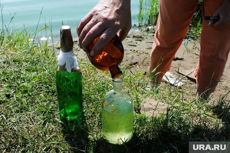 Мужчина кинул две бутылки с зажигательной смесью