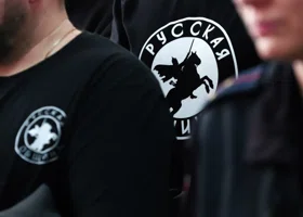 Активисты в черном пришли в суд к мигранту, убившему таксиста в Екатеринбурге