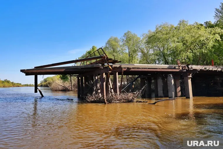 Мост у села Утятское был разрушен весной 2024 года (архивное фото)