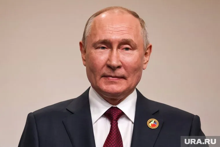 Путин обратился к россиянам с новогодним поздравлением из Кремля