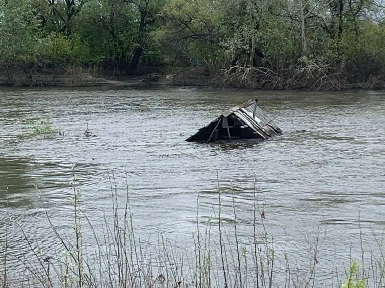 В Кургане по Тоболу дрейфует крыша дома после наводнения