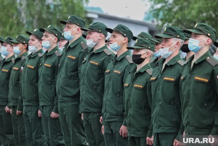 Свердловчанина собираются с другими бойцами доставить в Ростов, сообщила Оксана Вагнер