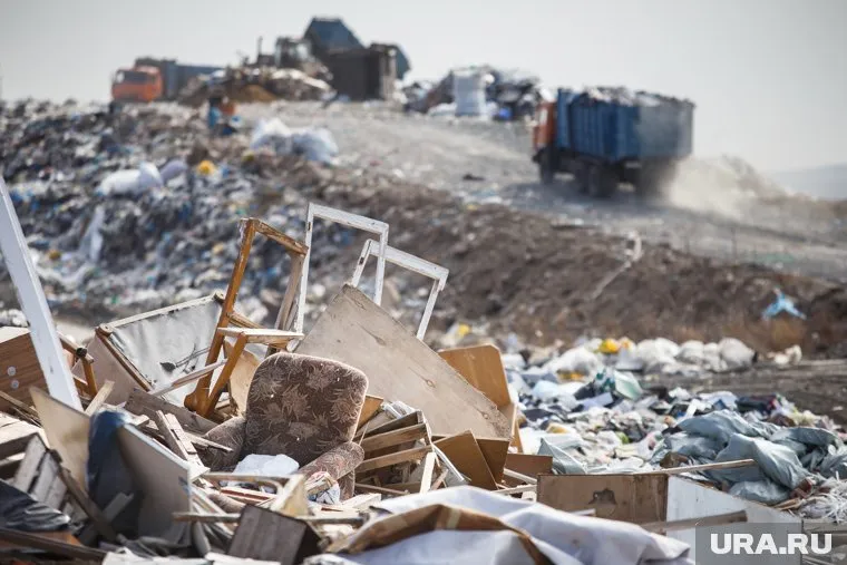 Выкидывать крупногабаритный мусор необходимо на специальные площадки