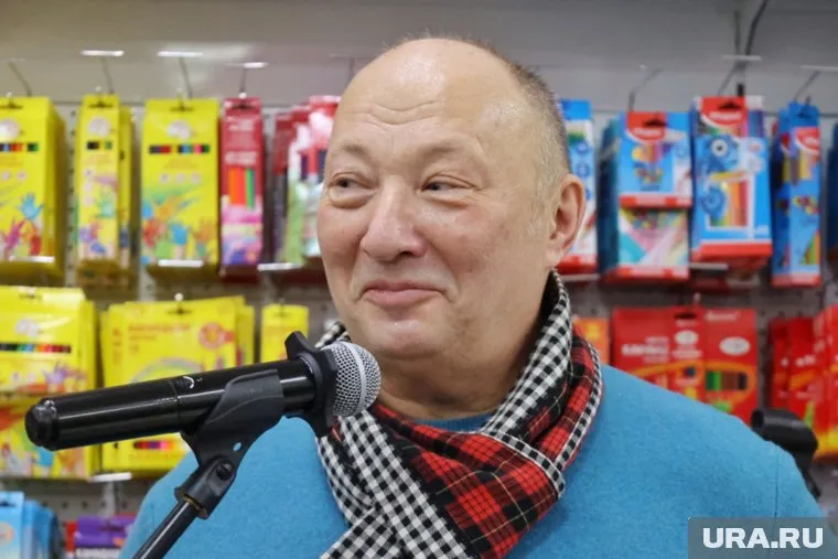 Земляки вручили Гальцеву мини-копию его самого (архивное фото)