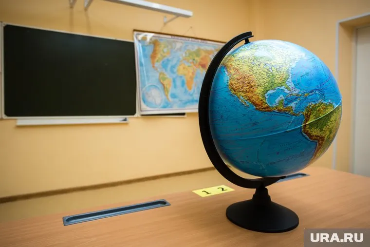 Школьница из Перми пожаловалась, что ей выдали старый атлас на ОГЭ по географии (архивное фото)
