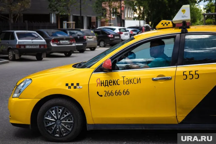 Таксисты ругаются с пассажирами из-за поездок к больнице-долгострою