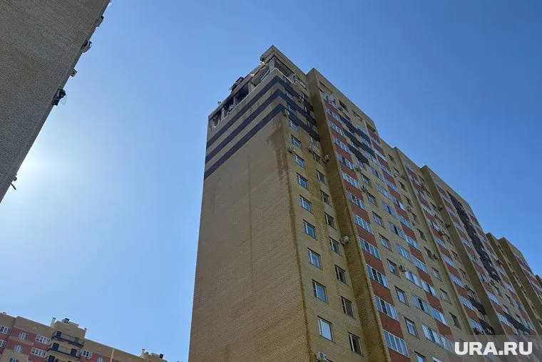 От ударной волны выбило стекла в соседних зданиях, а в квартирах подлетела мебель