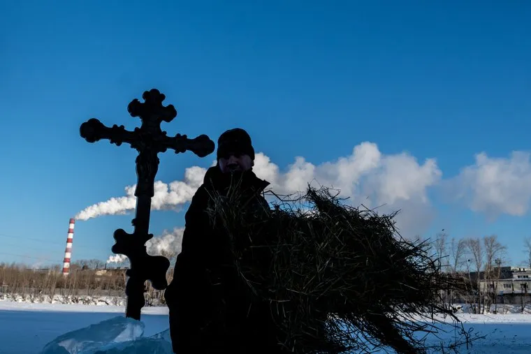 Подготовка крещенской купели на Верх-Исетском пруду. Екатеринбург