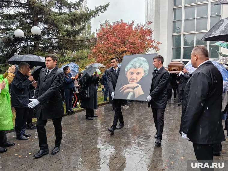 Похороны Вячеслава Добрынина прошли на Троекуровском кладбище