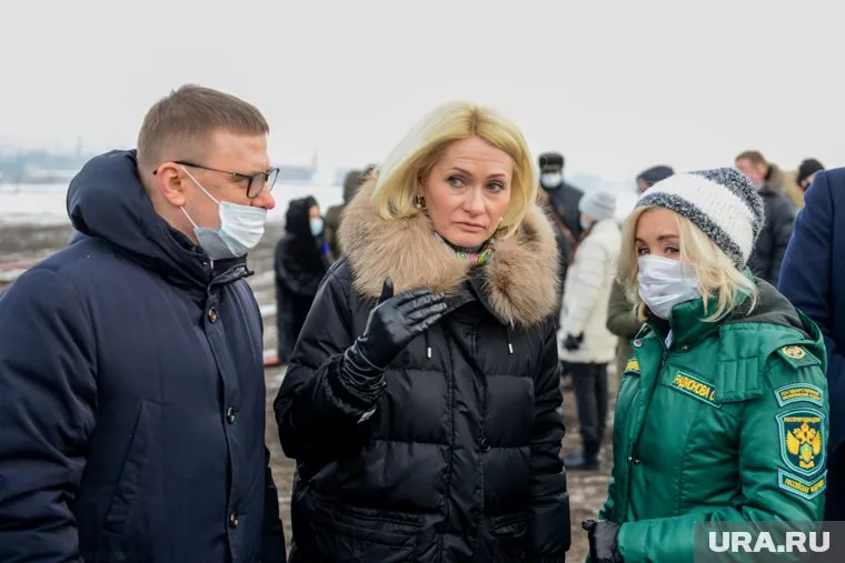 Викторию Абрамченко (в центре) сопровождают губернатор Алексей Текслер и глава Росприроднадзора Светлана Радионова