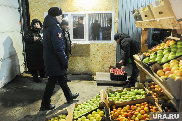 Один из рейдов челябинская полиция провела на рынке (архивное фото) 