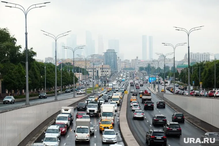 В России беспилотные автомобили предложили помечать знаком в виде белого треугольника с буквой «А» черного цвета