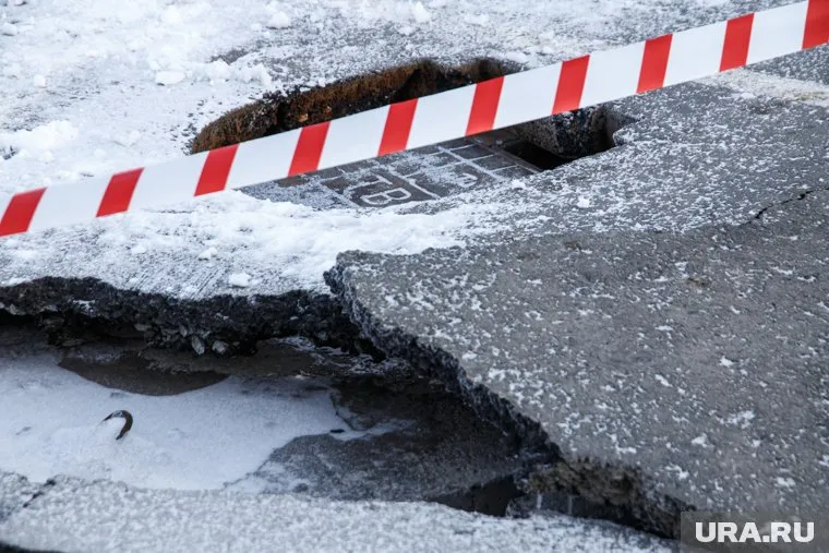 Асфальт провалился из-за прорыва водонапорной трубы в насыпи под дорогой
