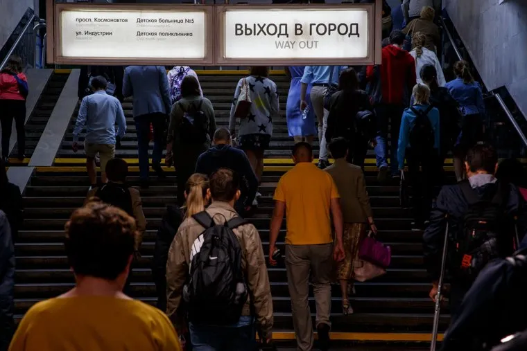 Екатеринбургский метрополитен. Екатеринбург, выход в город, метро, метрополитен, пассажиры, лестница, люди