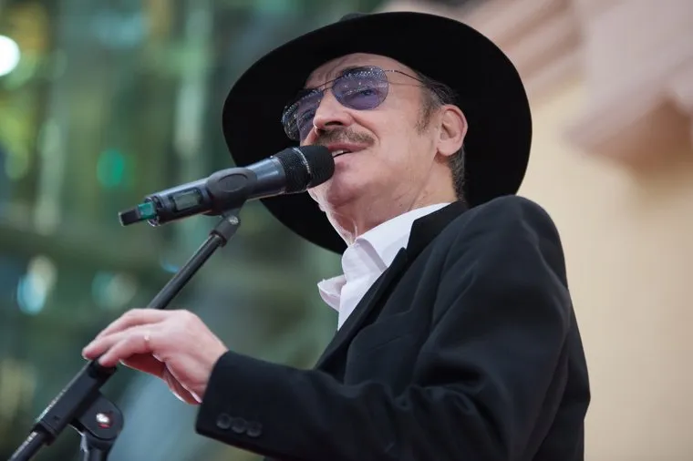 Михаил Боярский пока не возвращается на сцену