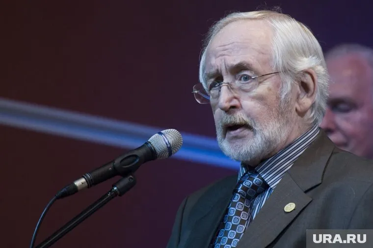 Василий Ливанов еще находится в реанимации