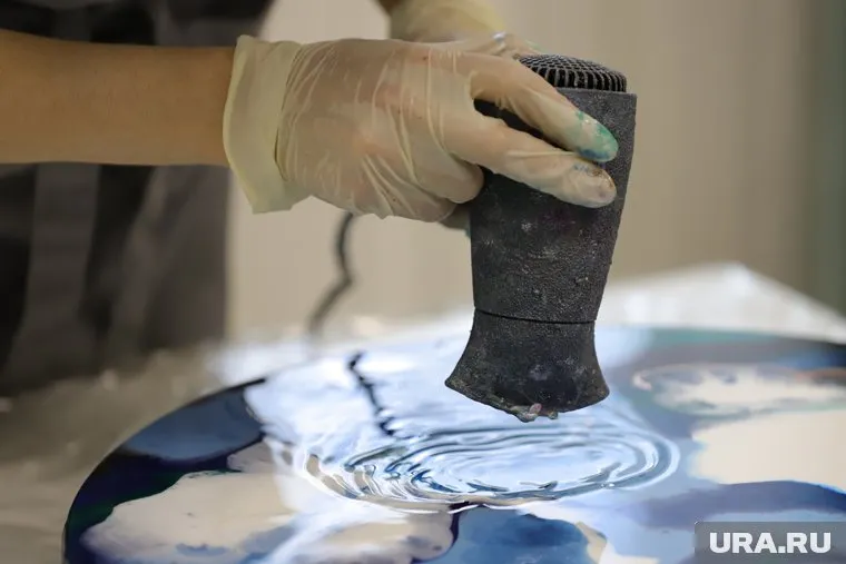 Мини-завод производит мебель из древесины и эпоксидной смолы