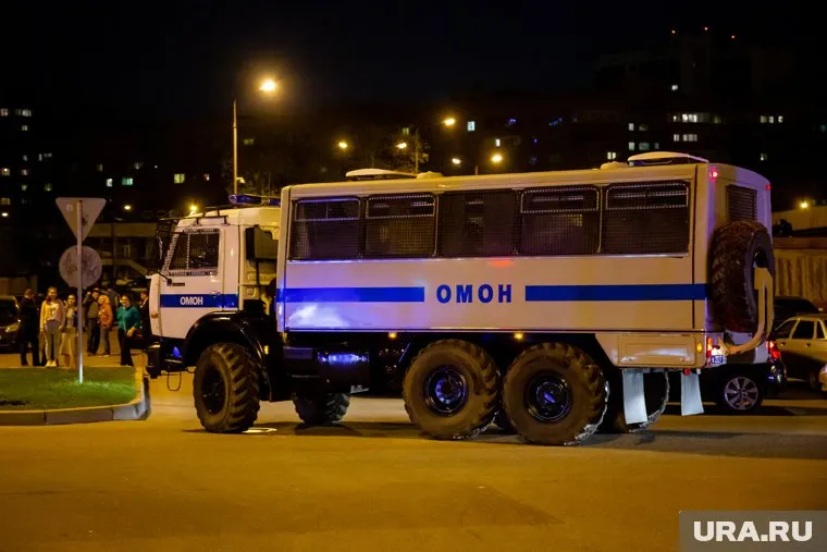 ОМОН проводит обыски в коттедже в Гатчине