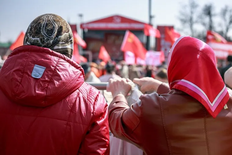 Первомайская демонстрация в Москве на Красной площади. Москва, коммунисты, старушки, пенсионерки, кпрф, митинг