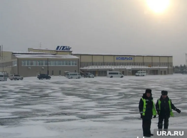 Два самолета один за другим застряли в Ноябрьске из-за замерзших стоек шасси