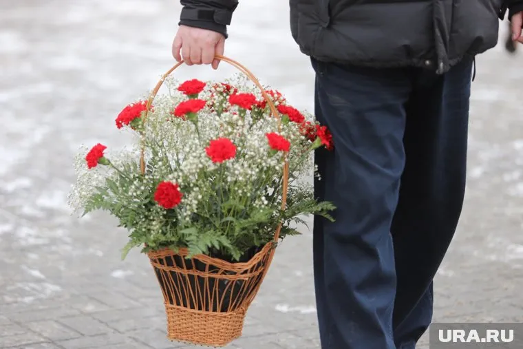 Женщина работала диджеем и ей сказали, что это подарок от коллег
