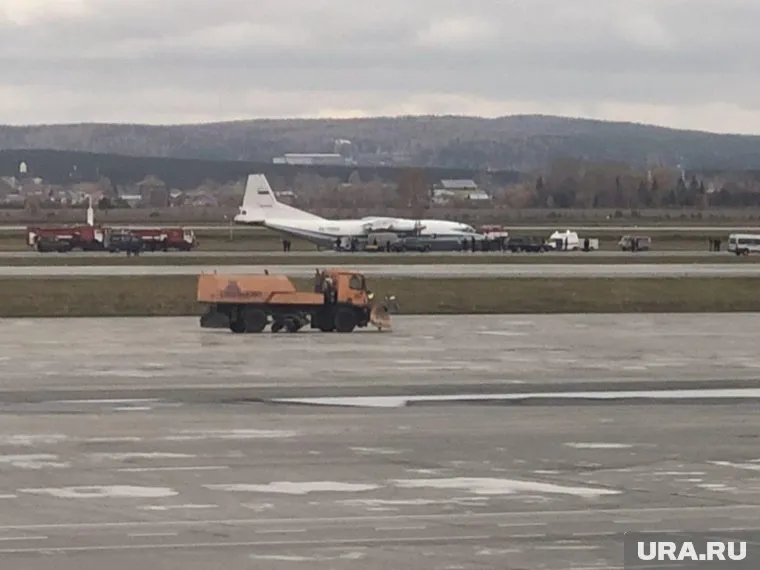 У Ан-12 при посадке отказало шасси