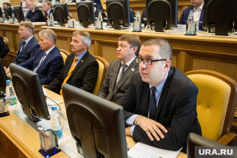 ЛДПР пока устраивает второе место на пьедестале почета, но отстающих уже списали