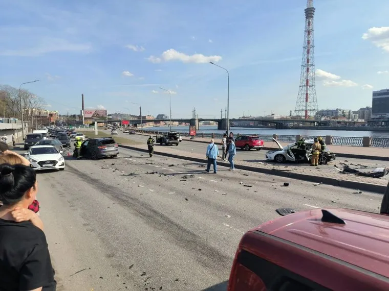 Автомобиль марки BMW столкнулся с белой легковушкой