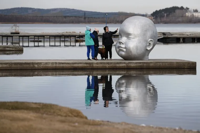 Индустриальный младенец на пляже ВИЗа. Екатеринбург 