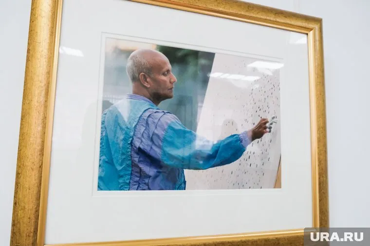 Шри Чинмой рисовал картины пальцами