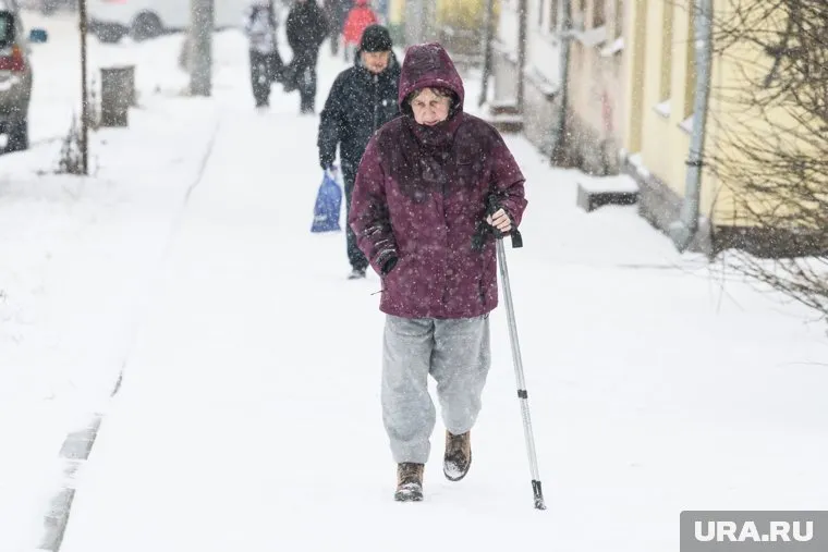 Снег обрушился с раннего утра