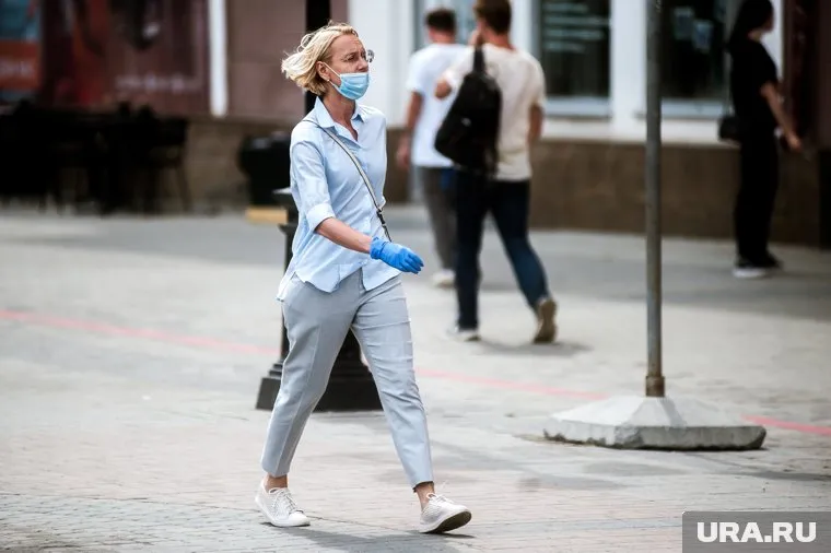 В общественных местах по-прежнему нужно пользоваться маской