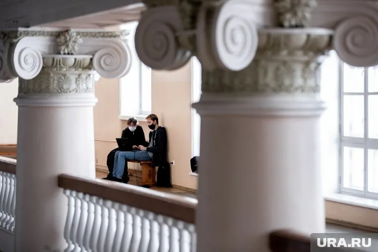 В таком же положении тысячи студентов-контрактников, которые учатся в вузах страны