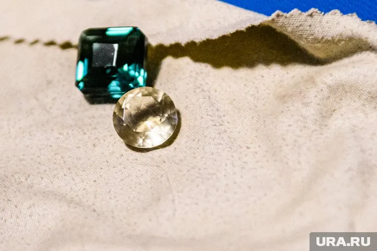 Мужчина пытался переправить за границу полудрагоценные камни