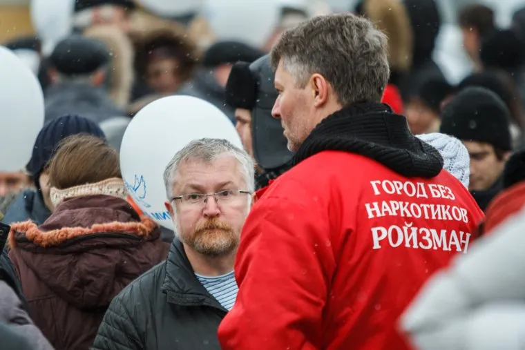 Пикет за мир у памятника Татищеву и Де Генину. Екатеринбург, пикет, митинг, ройзман евгений, киселев константин