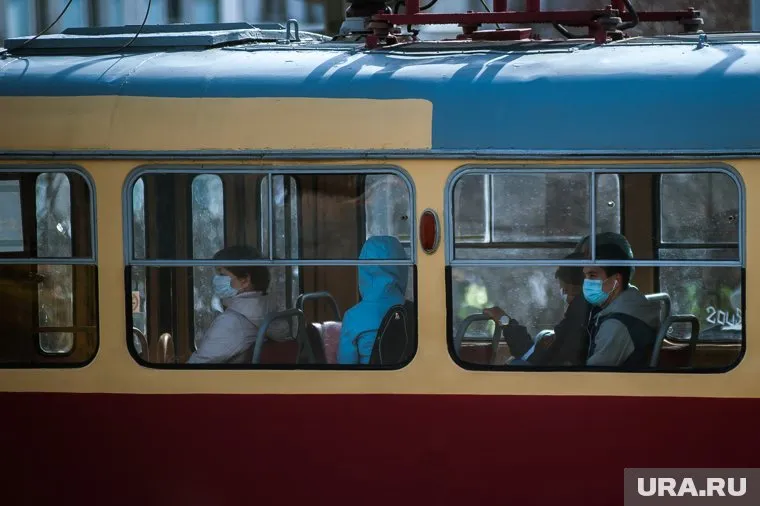 Жителям области запретили заходить в общественный транспорт без масок