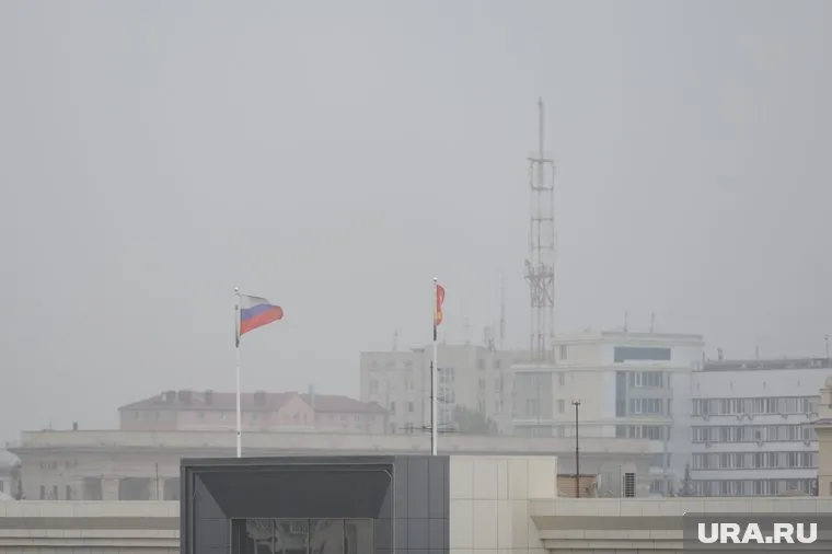 Небо над Челябинском затянуто туманом с запахом гари